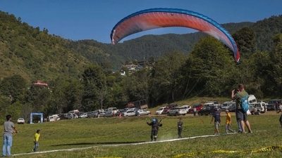 Paragliders during Shimla flying festival at Junga on Thursday. (PTI) (HT_PRINT) Paragliders during Shimla flying festival at Junga on Thursday. (PTI) (HT_PRINT)