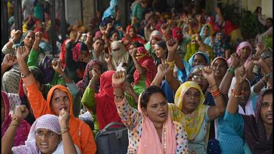 Sanitation workers protesting at old MCG office, in Gurugram on Friday. (Parveen Kumar/HT) Sanitation workers protesting at old MCG office, in Gurugram on Friday. (Parveen Kumar/HT)