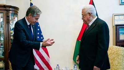 US Secretary of State Antony Blinken (L) speaks with Palestinian president Mahmud Abbas (AFP)