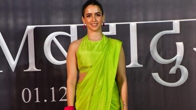 Along with Vicky Kaushal and Fatima Sana Sheikh, Sam Bahadur also features Sanya Malhotra as Silloo, war hero Sam Manekshaw's wife. She wore a bright green saree and accessorised it with red earrings and bangles. Along with Vicky Kaushal and Fatima Sana Sheikh, Sam Bahadur also features Sanya Malhotra as Silloo, war hero Sam Manekshaw's wife. She wore a bright green saree and accessorised it with red earrings and bangles. 