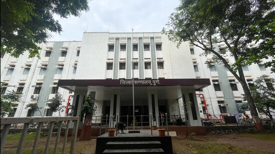 As recently as Wednesday around 5.30 pm, the lone functional lift broke down yet again, leading to a delay in the distribution of dinner to inhouse patients. (HT FILE PHOTO)