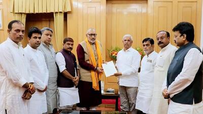 A BJP delegation led by Union minister Giriraj Singh presents a memorandum to Bihar Governor Rajendra Vishwanath Arlekar at Raj Bhawan in Patna on Saturday. (HT photo) A BJP delegation led by Union minister Giriraj Singh presents a memorandum to Bihar Governor Rajendra Vishwanath Arlekar at Raj Bhawan in Patna on Saturday. (HT photo)