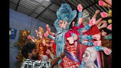Artiste makes Durga idol in Kashi. (Rajesh Kumar/ht)