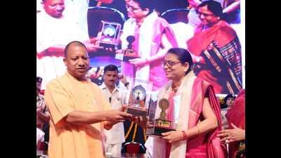 Chief minister Yogi Adityanath honouring ISRO scientist Ritu Karidhal Srivastava (HT Photo) Chief minister Yogi Adityanath honouring ISRO scientist Ritu Karidhal Srivastava (HT Photo)