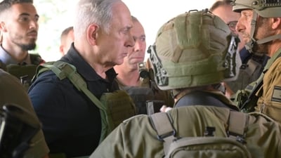 Benjamin Netanyahu visits Israeli infantrymen.