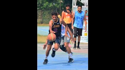 Players in action during a basketball match in Ludhiana on Saturday. (Manish/HT)