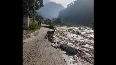 The highway between Mandi and Manali has suffered severe damage following Beas floods on July 9 and 10 and then more floods on August 14 and 15. (HT File Photo) The highway between Mandi and Manali has suffered severe damage following Beas floods on July 9 and 10 and then more floods on August 14 and 15. (HT File Photo)