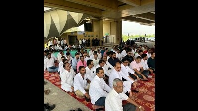 Villagers gathered for the hunger strike on Friday (Bacchan Kumar/ HT Photo) Villagers gathered for the hunger strike on Friday (Bacchan Kumar/ HT Photo)