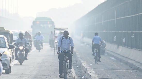 Delhi’s Vikas Marg engulfed in smog in the early hours of Saturday. (Raj K Raj/HT Photo)