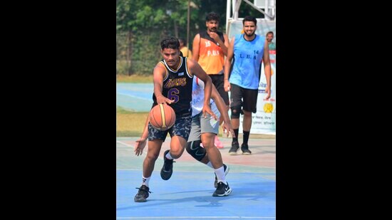 Players in action during a basketball match in Ludhiana on Saturday. (Manish/HT)