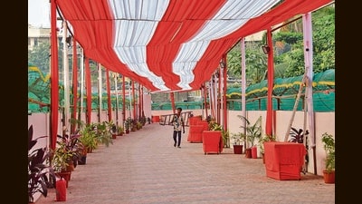 A six-meter wide and approximately three-hundred-meter-long footpath has been constructed by the Brihanmumbai Municipal Corporation from the existing public parking lot at Bhulabhai Desai Marg to Mahalakshmi Temple on the fill area under the Mumbai Coastal Road Project. (Bhushan Koyande/HT Photo)) A six-meter wide and approximately three-hundred-meter-long footpath has been constructed by the Brihanmumbai Municipal Corporation from the existing public parking lot at Bhulabhai Desai Marg to Mahalakshmi Temple on the fill area under the Mumbai Coastal Road Project. (Bhushan Koyande/HT Photo))