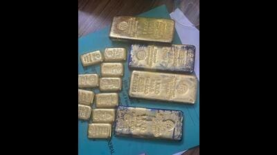 Acting on specific intelligence, the DRI teams acted at the three inter-state locations against the syndicate that allegedly specialises in the smuggling of foreign-origin gold through a combination of land-train routes. “A huge quantity of smuggled gold weighing around 31.7 kg valued at around ₹19 crores was seized on Friday in Varanasi, UP, Nagpur and Mumbai,” a DRI official attached to the Mumbai Zonal Unit said (HT PHOTO) Acting on specific intelligence, the DRI teams acted at the three inter-state locations against the syndicate that allegedly specialises in the smuggling of foreign-origin gold through a combination of land-train routes. “A huge quantity of smuggled gold weighing around 31.7 kg valued at around ₹19 crores was seized on Friday in Varanasi, UP, Nagpur and Mumbai,” a DRI official attached to the Mumbai Zonal Unit said (HT PHOTO)
