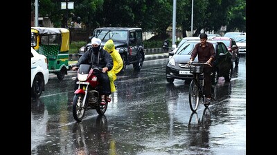 After 5.6 mm rain was recorded in Chandigarh on Sunday, more rain is likely on Monday as per the India meteorological department (IMD). Chances of rain can also continue on Tuesday while clear skies are likely from Wednesday onwards. (Keshav Singh/HT)