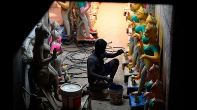 An artist in Lucknow’s Talkatora area giving final touches to the idol of Goddess Durga on Mahalaya which marks the beginning of the festival. (Deepak Gupta/HT) An artist in Lucknow’s Talkatora area giving final touches to the idol of Goddess Durga on Mahalaya which marks the beginning of the festival. (Deepak Gupta/HT)