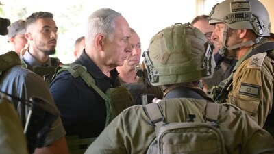 Benjamin Netanyahu visits Israeli infantrymen. Benjamin Netanyahu visits Israeli infantrymen.