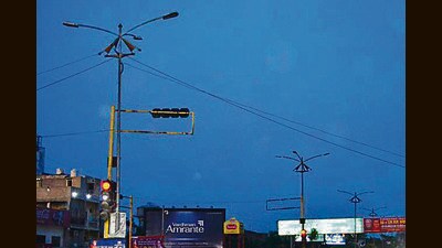 Old street lights operational at one of the intersections in Ludhiana. (ht photo) Old street lights operational at one of the intersections in Ludhiana. (ht photo)