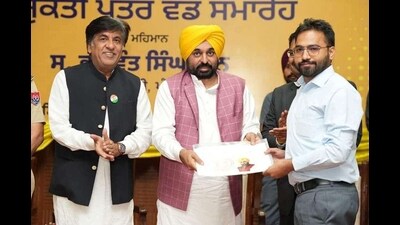 Punjab chief minister Bhagwant Mann hands over an appointment letter to a newly-appointed candidate for government job, in Chandigarh on Sunday. (HT photo) Punjab chief minister Bhagwant Mann hands over an appointment letter to a newly-appointed candidate for government job, in Chandigarh on Sunday. (HT photo)