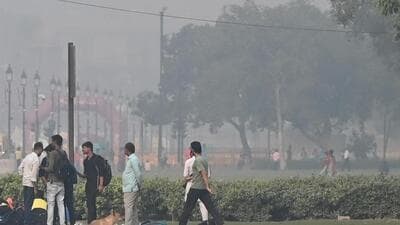 Smog near the India Gate lawns in New Delhi on Sunday. (Arvind Yadav/HT) Smog near the India Gate lawns in New Delhi on Sunday. (Arvind Yadav/HT)