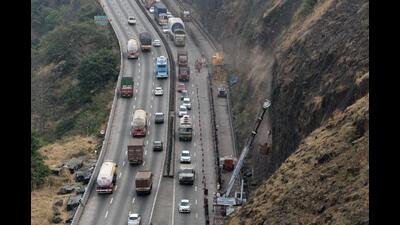 The Pune-bound lane of the expressway will be shut for traffic from 12 pm to 1 pm for the installation of gantries near Adoshi. (HT PHOTO)