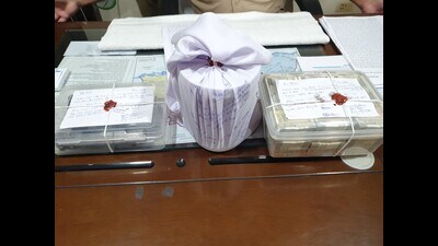 The accused has been identified as Surinder Singh alias Shinda and the police said have recovered 1kg of heroin and  ₹8.5 lakh of drug money from his possession. (HT photo)