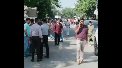 People evacuated buildings after earthquake hit Delhi-NCR. (X/@ShahanshahEAzam)