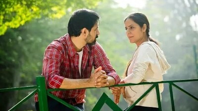 We should avoid getting distracted throughout the conversation and be completely present for the partner. When we get uncomfortable, we should request a break.&nbsp; (Unsplash)
