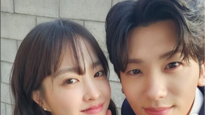 Strong Woman Bong Soon actors Park Hyung Sik and Park Bo Young from the sets. Strong Woman Bong Soon actors Park Hyung Sik and Park Bo Young from the sets.