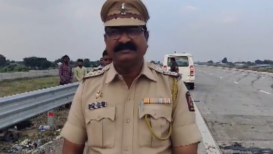 "17 people injured in this accident are undergoing treatment at the Valley Hospital in Aurangabad, the remaining 6 injured people have been sent to the rural hospital in Vaijapur for treatment and 12 people died in this accident," said the police.&nbsp;(ANI)