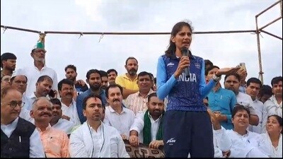 Athlete Parul Chaudhary extending her thanks to the RLD chief for visiting her native Eklauta village in Meerut on Oct 16. (HT )
