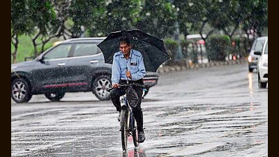 Commuters brave the rain in Chandigarh on Monday. (RAVI KUMAR/HT) Commuters brave the rain in Chandigarh on Monday. (RAVI KUMAR/HT)