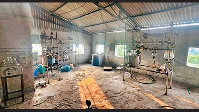 During the interrogation, the duo revealed that they had manufactured the synthetic drugs themselves at Chincholi MIDC in Solapur. “Accordingly, when our teams went to Solapur they found 3 kgs of MD and 60 kilograms of raw materials like methylene, propane, acetic acid and bromine used for manufacturing the synthetic stimulant,” Nayak added. (HT PHOTO)