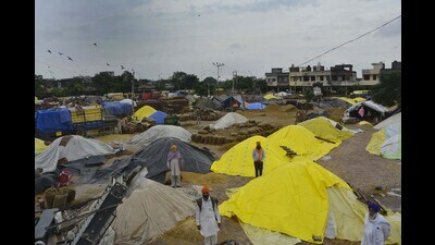 Farmers cover paddy grains with tarpaulins at the Bhagtanwala Grain Market in Amritsar on Monday. (Sameer Sehgal/HT) Farmers cover paddy grains with tarpaulins at the Bhagtanwala Grain Market in Amritsar on Monday. (Sameer Sehgal/HT)