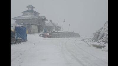Fresh snowfall on Monday at Pir ki Gali on Mughal Road, which connects Shopian district in South Kashmir with Rajouri-Poonch in the Jammu region. (HT Photo) Fresh snowfall on Monday at Pir ki Gali on Mughal Road, which connects Shopian district in South Kashmir with Rajouri-Poonch in the Jammu region. (HT Photo)