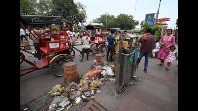 Garbage lines the road at Chandni Chowk on Monday, inconveniencing people during the festive season. (Sanchit Khanna/HT Photo) Garbage lines the road at Chandni Chowk on Monday, inconveniencing people during the festive season. (Sanchit Khanna/HT Photo)