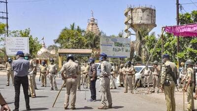 Police personnel during Covid lockdown. (PTI) Police personnel during Covid lockdown. (PTI)