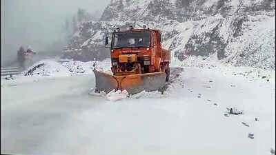 Snow being cleared from Mughal Road in Pir ki Gali area, in Poonch, on Monday. (ANI) Snow being cleared from Mughal Road in Pir ki Gali area, in Poonch, on Monday. (ANI)