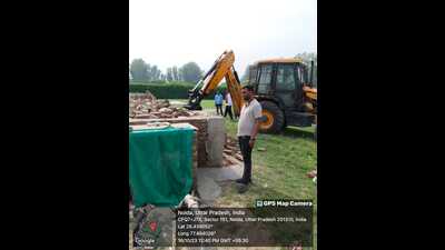 This is the first demolition drive after the Yamuna flooding in July this year damaged farmhouses and other structures built on the Yamuna riverbed and floodplains. (HT Photo) This is the first demolition drive after the Yamuna flooding in July this year damaged farmhouses and other structures built on the Yamuna riverbed and floodplains. (HT Photo)