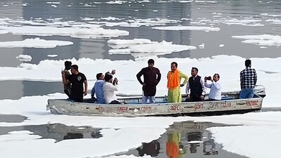 BJP leaders at Yamuna Ghat at Kalindi Kunj to show polluted Yamuna river. BJP leaders at Yamuna Ghat at Kalindi Kunj to show polluted Yamuna river.