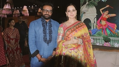Kangana Ranaut also smiled and posed with several people at the event. In several photos, she was also seen sitting as people spoke with her. 