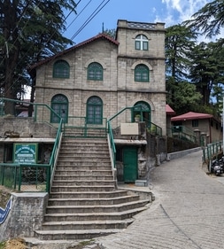 Kellogg Memorial Church and Language School act as the landmarks — directing visitors to Sisters Bazaar (on the left) and Char Dukan (on the right). (HT/Avinash Singh Sudan) Kellogg Memorial Church and Language School act as the landmarks — directing visitors to Sisters Bazaar (on the left) and Char Dukan (on the right). (HT/Avinash Singh Sudan)