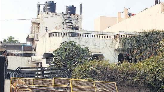 The D-5, Sector 31 house of Moninder Singh Pandher in 2009, three years after he and his domestic help Surendra Koli were arrested in connection with the Nithari serial killings. (HT archive)