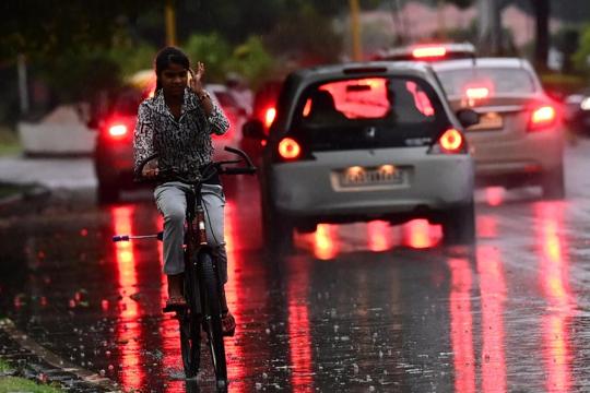 Commuters headed for workplaces and educational institutions in Chandigarh on a rainy Monday morning. (Ravi Kumar/HT) Commuters headed for workplaces and educational institutions in Chandigarh on a rainy Monday morning. (Ravi Kumar/HT)