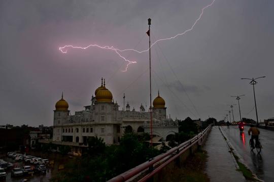Nature’s light and sound show: Lightning and thunder during rain in Ludhiana on Monday morning. (Gurpreet Singh/Ht) Nature’s light and sound show: Lightning and thunder during rain in Ludhiana on Monday morning. (Gurpreet Singh/Ht)