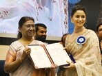 President Droupadi Murmu presented award to Alia Bhatt during the 69th National Film Awards.