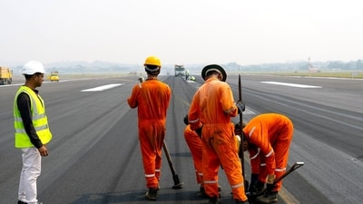 Mumbai International Airport (CSMIA) concludes its post-monsoon runway maintenance, in Mumbai. (ANI) Mumbai International Airport (CSMIA) concludes its post-monsoon runway maintenance, in Mumbai. (ANI)