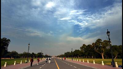 Blue sky over Kartavya Path in New Delhi on Tuesday. (Arvind Yadav/HT PHOTO) Blue sky over Kartavya Path in New Delhi on Tuesday. (Arvind Yadav/HT PHOTO)