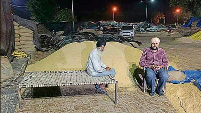 Farmers forced to spend the night at a grain market due to halt in paddy procurement in Ludhiana district. (HT PHOTO)