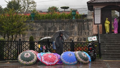 A street vendor sells umbrellas in Srinagar on October 16. (HT/Waseem Andrabi)