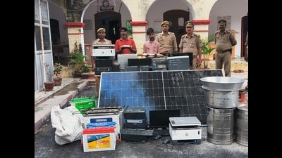 Lucknow police recovered several stolen items from the arrested accused Manoj and Vijay (HT Photo) Lucknow police recovered several stolen items from the arrested accused Manoj and Vijay (HT Photo)