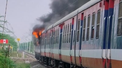 The fire spread to five coaches, including a guard-side brake van and four adjacent coaches. Four fire brigade vehicles rushed to the spot to douse the blaze. (HT_PRINT) The fire spread to five coaches, including a guard-side brake van and four adjacent coaches. Four fire brigade vehicles rushed to the spot to douse the blaze. (HT_PRINT)